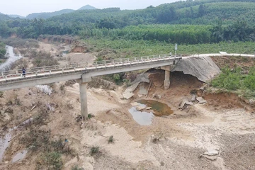 Mố cầu hở toác, người dân ở Quảng Bình thót tim mỗi lần qua sông