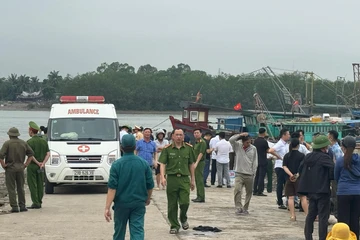Quảng Ninh: Giông lốc lật thuyền nan đánh bắt thuỷ sản làm 4 người mất tích
