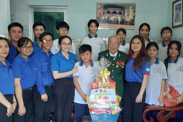 Thế hệ trẻ TP Tân An thăm cựu chiến binh chiến dịch Điện Biên Phủ