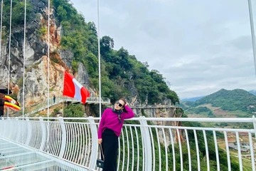Ngắm nhìn vẻ đẹp cây cầu kính dài nhất thế giới ở Mộc Châu
