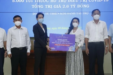 Quỹ từ thiện Kim Oanh tặng 5.000 túi thuốc điều trị COVID-19 cho Bình Dương