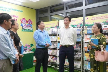 Bộ trưởng Lê Minh Hoan tặng 200 quyển sách tại Ngày sách và văn hóa đọc Đồng Tháp 