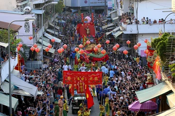 Hàng ngàn người đổ về quận 5 xem diễu hành Tết Nguyên Tiêu