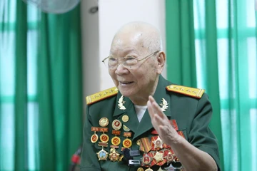 Đại tá Trần Thế Đề kể về trận đánh đồi A1. Ảnh: HOÀNG GIANG