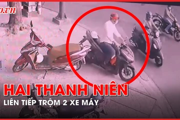 Video: Hai thanh niên liên tiếp trộm 2 xe máy của khách đến mua đồ
