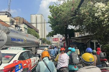 Nhiều người trễ làm vì đường Nguyễn Tất Thành, quận 4 ùn ứ kéo dài