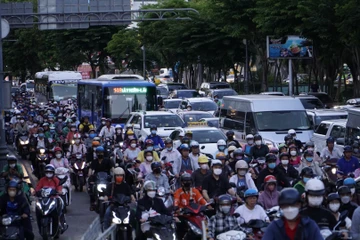 Cửa ngõ Tân Sơn Nhất đang ùn ứ, xe máy chạy vào đường bộ hành