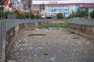 TP.HCM: Kênh Nước Đen vẫn đặc kín rác sau 2 năm cải tạo
