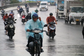 TP.HCM tiếp tục đón cơn mưa lớn, kéo dài từ trưa đến chiều