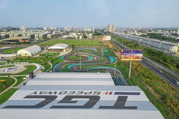 Không cần đi đâu xa, ngay trung tâm thành phố đã có đường đua Go-kart ‘siêu xịn’