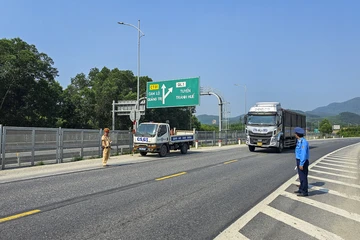 Nổ lốp xe vẫn xảy ra trên cao tốc Cam Lộ - La Sơn