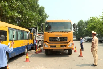 Công an Thừa Thiên Huế xử lý hàng trăm xe quá khổ quá tải