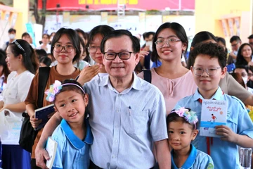 Nhà văn Nguyễn Nhật Ánh: 'Để kết thúc một mối tình, hãy tặng người yêu một cuốn sách giả'