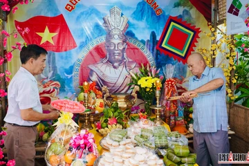 Người dân tụ họp tổ chức lễ Giỗ tổ Hùng Vương trong con hẻm nhỏ