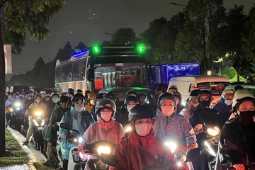 Sau cơn mưa, đường Phạm Văn Đồng tê liệt