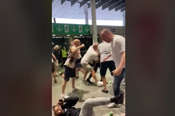 Hooligan Anh đánh dã man CĐV Ý tại sân Wembley