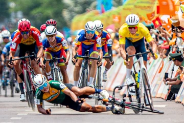 Tay đua Trần Tuấn Kiệt trượt vạch ngã lộn nhào sau chiến thắng tại TP Quy Nhơn