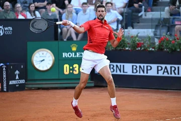 Clip Djokovic bị bình giữ nhiệt rơi trúng đầu sau chiến thắng ở Rome Masters