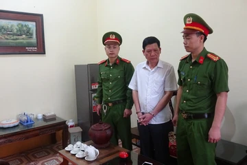 Chủ tịch thị trấn cùng kế toán ở Bắc Giang bị bắt