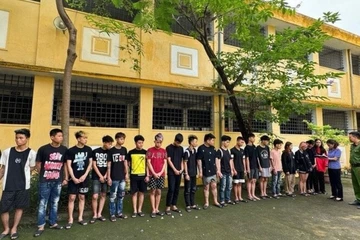 26 thanh thiếu niên vác dao kiếm đuổi đánh nhau gây náo loạn đường phố Hà Nội