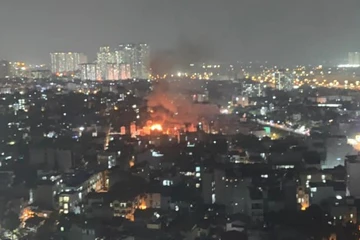 Ngôi nhà 3 tầng ở Hà Nội bốc cháy dữ dội trong đêm