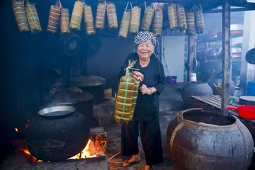 'Bà ngoại' hơn 40 năm giữ lửa cho bánh tét truyền thống