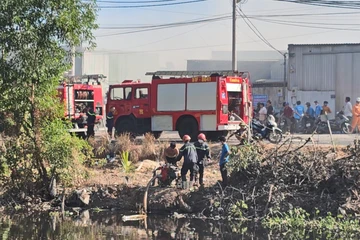 Xưởng đồng cháy dữ dội ở quận Bình Tân, cảnh sát bơm nước kênh dập lửa