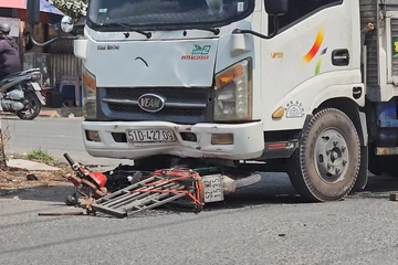 Chạy xe máy đi sửa, người đàn ông bị xe tải tông tử vong ở Bình Chánh