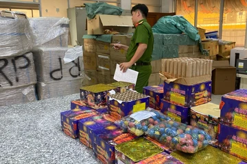 Bắt chủ kho hàng ở Hóc Môn vì giúp vận chuyển hơn nửa tấn pháo nổ