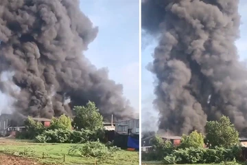 Cháy dữ dội hai cơ sở nhựa tạo cột khói 'khổng lồ' ở Bình Chánh