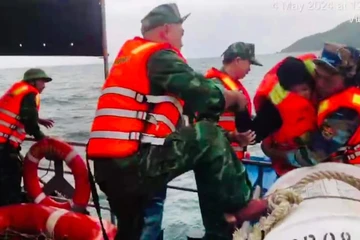 Nhiều ghe và thuyền thúng bị nạn do giông lốc trên biển Đà Nẵng