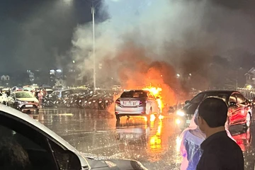 Ô tô chở 3 người đi xem pháo hoa thì bất ngờ bốc cháy