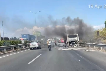 Xe khách cháy rụi trên cao tốc TP.HCM - Long Thành - Dầu Giây, kẹt xe kéo dài