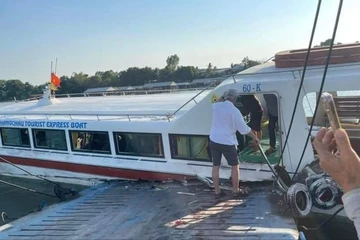 An Giang: Tàu chở 42 khách du lịch va chạm với phà trên sông Tiền