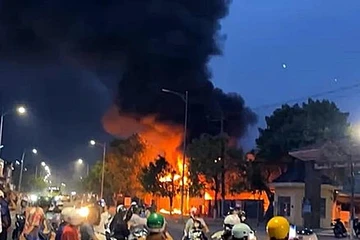 Vụ cháy kho xe tang vật tại Công an Tánh Linh thu hút rất đông người hiếu kỳ.