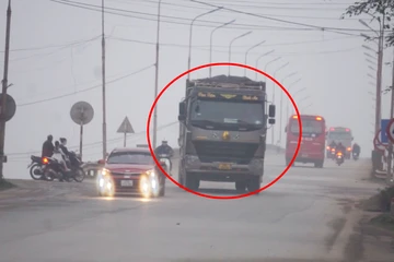 Phớt lờ lệnh cấm, xe tải trọng lớn bon bon vượt sông Đà trên cây cầu đã xuống cấp nghiêm trọng