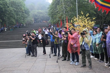 Những chiếc máy ảnh được bọc áo mưa trong ngày Giỗ Tổ Hùng Vương