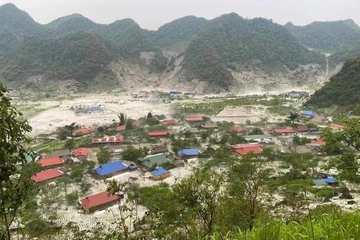 Clip mưa đá phủ trắng núi đồi, tàn phá vườn tược nông dân Sơn La