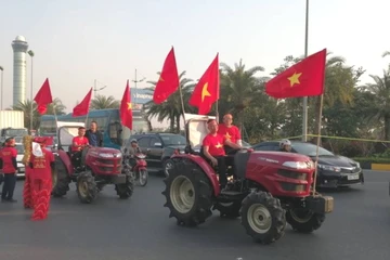 Dàn xe máy cày của CĐV ra Nội Bài đón hai đội tuyển Việt Nam