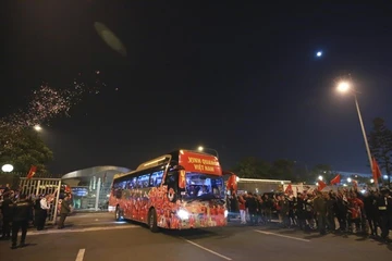Video: Đoàn xe rời sân bay, đưa tuyển Việt Nam về trung tâm HN