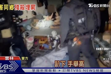 Cảnh sát ập vào bắt giữ các nghi phạm đã sát hại anh VVH của đài TVBS Đài Loan. Ảnh chụp màn hình từ clip đài TVBS