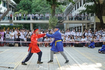 Ấn tượng học sinh thi đấu cờ người nhân dịp Giỗ Tổ Hùng Vương