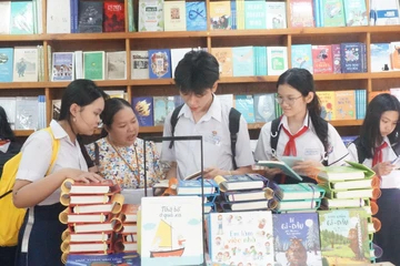 Học sinh hào hứng mua sách tặng bạn tại hội thi 'Lớn lên cùng sách'