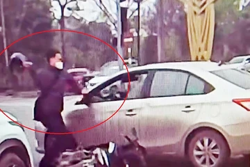 Vụ lấy mũ bảo hiểm đập vỡ kính ô tô sau va chạm: Người lái xe máy có thể đối mặt mức phạt ra sao?