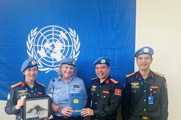 Tư lệnh gìn giữ hòa bình Liên hợp quốc khen 3 sĩ quan công an Việt Nam