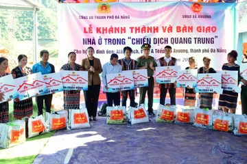 Công an bàn giao căn nhà đầu tiên trong ‘chiến dịch Quang Trung’ ở Đà Nẵng