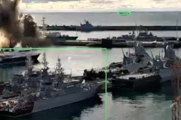 Ukraine tuyên bố lần đầu tiên tấn công tàu ngầm Nga bằng xuồng không người lái