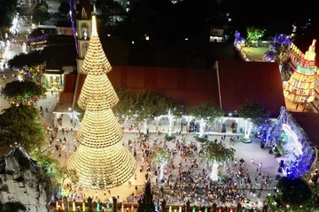 Độc đáo với cây thông Noel khổng lồ làm từ gần 3.000 chiếc nón ở Đồng Nai