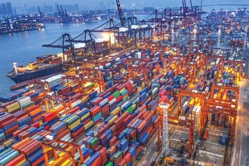 Kinh tế Việt Nam 'né' cơn bão thuế quan bên ngoài bằng cách nào?