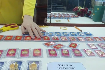 ​Giá vàng miếng SJC đi ngang, bạc và bạch kim biến động mạnh
